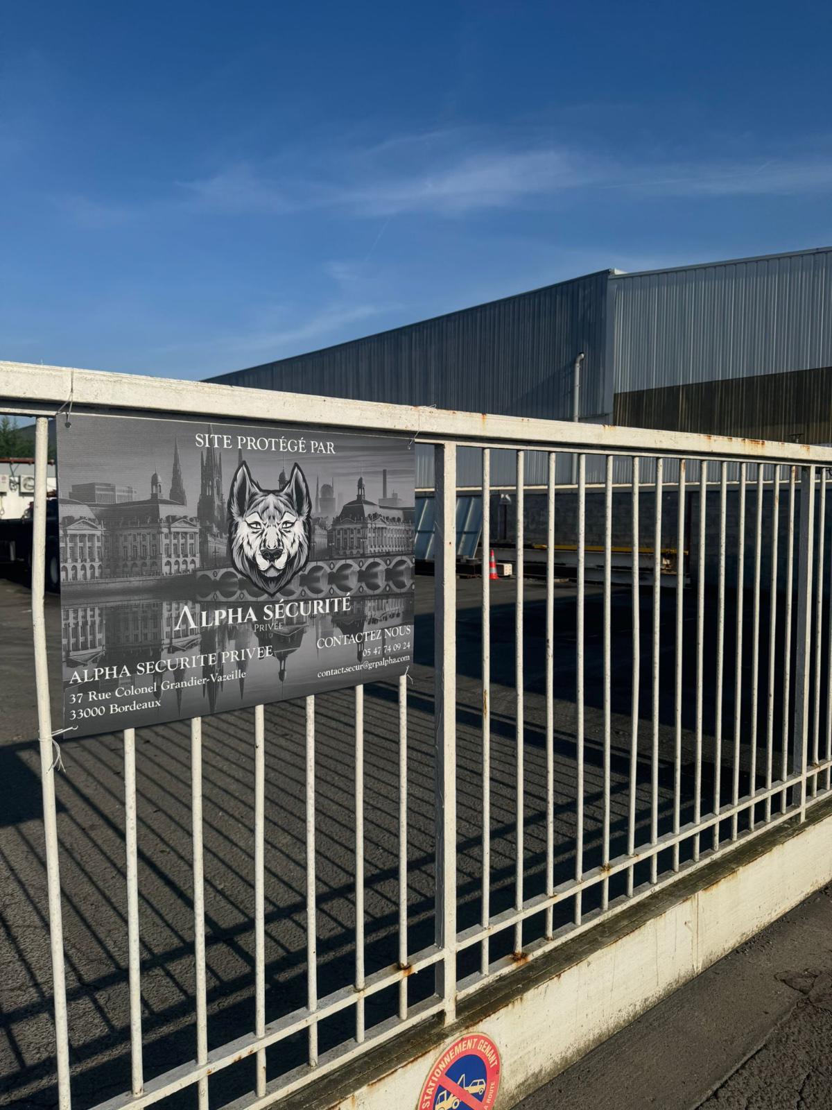 Pancarte ASP gardiennage Introduction :Chez Alpha Sécurité Privée, nous croyons fermement que la qualité de nos prestations repose avant tout sur les hommes et les femmes qui composent notre équipe. Chaque collaborateur joue un rôle clé dans la réussite de nos missions. Cet article met en lumière nos agents et collaborateurs pour vous donner un aperçu de leur engagement, de leurs compétences et de leur quotidien.